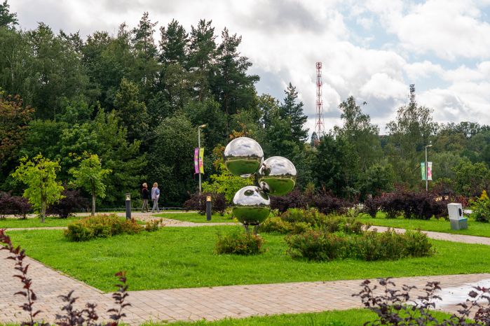 Арт-объект «Зеркальные шары» в парке «Подрезково» в Химках
