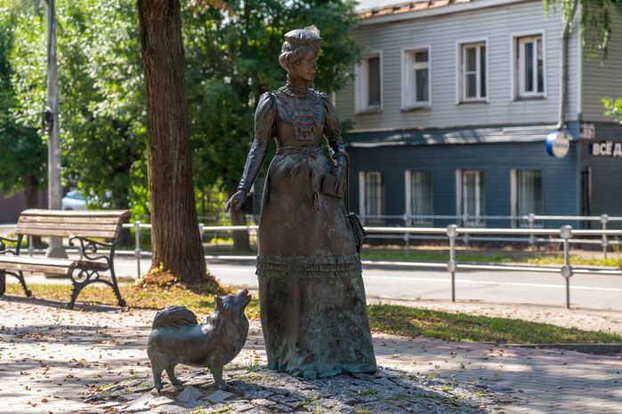 Скульптура «Дама с собачкой» на улице Чехова в Серпухове