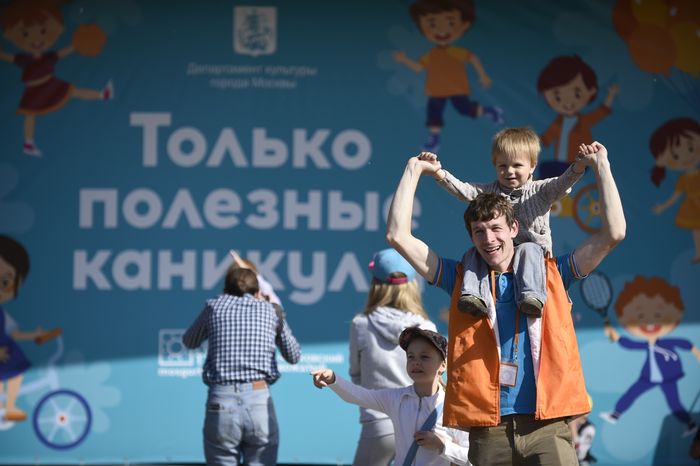 Дети отправляются на отдых в летние лагеря из Москвы