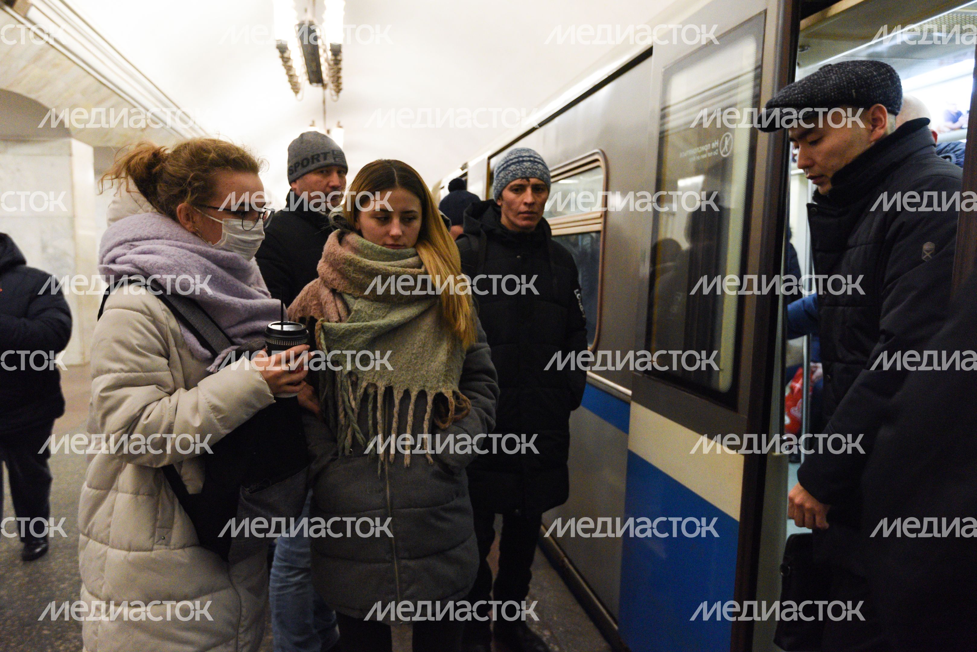Люди в масках в период эпидемии коронавируса