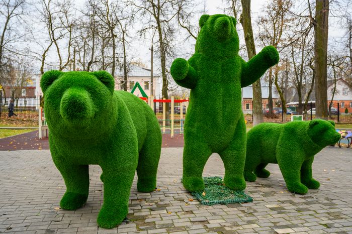 Фигуры медведей в парке культуры и отдыха «Пегас» в Егорьевске осенью