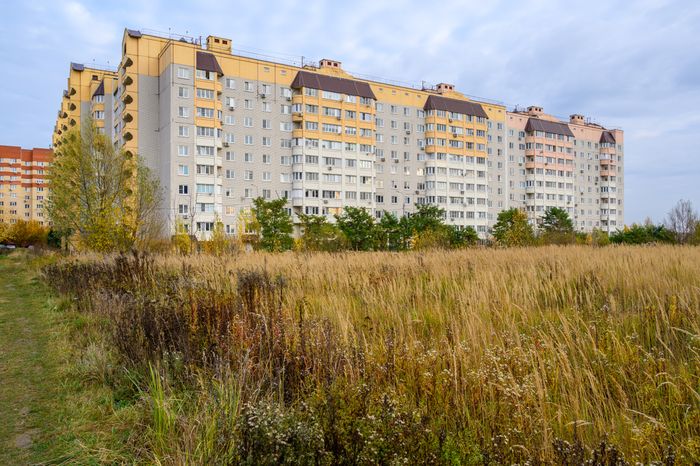 Многоквартирный дом в микрорайоне Авиационный в Домодедово осенью