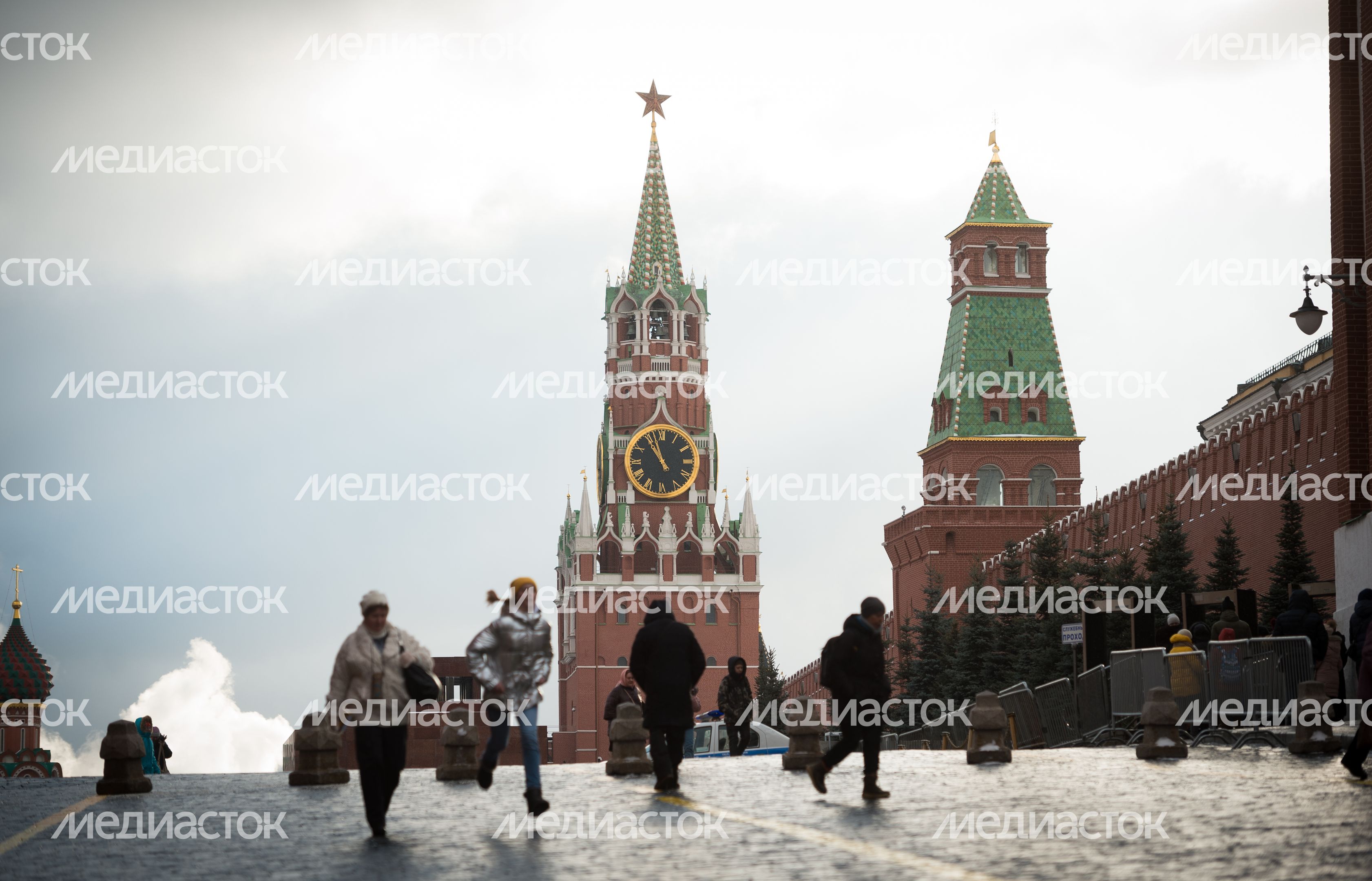 Люди в масках в период эпидемии коронавируса