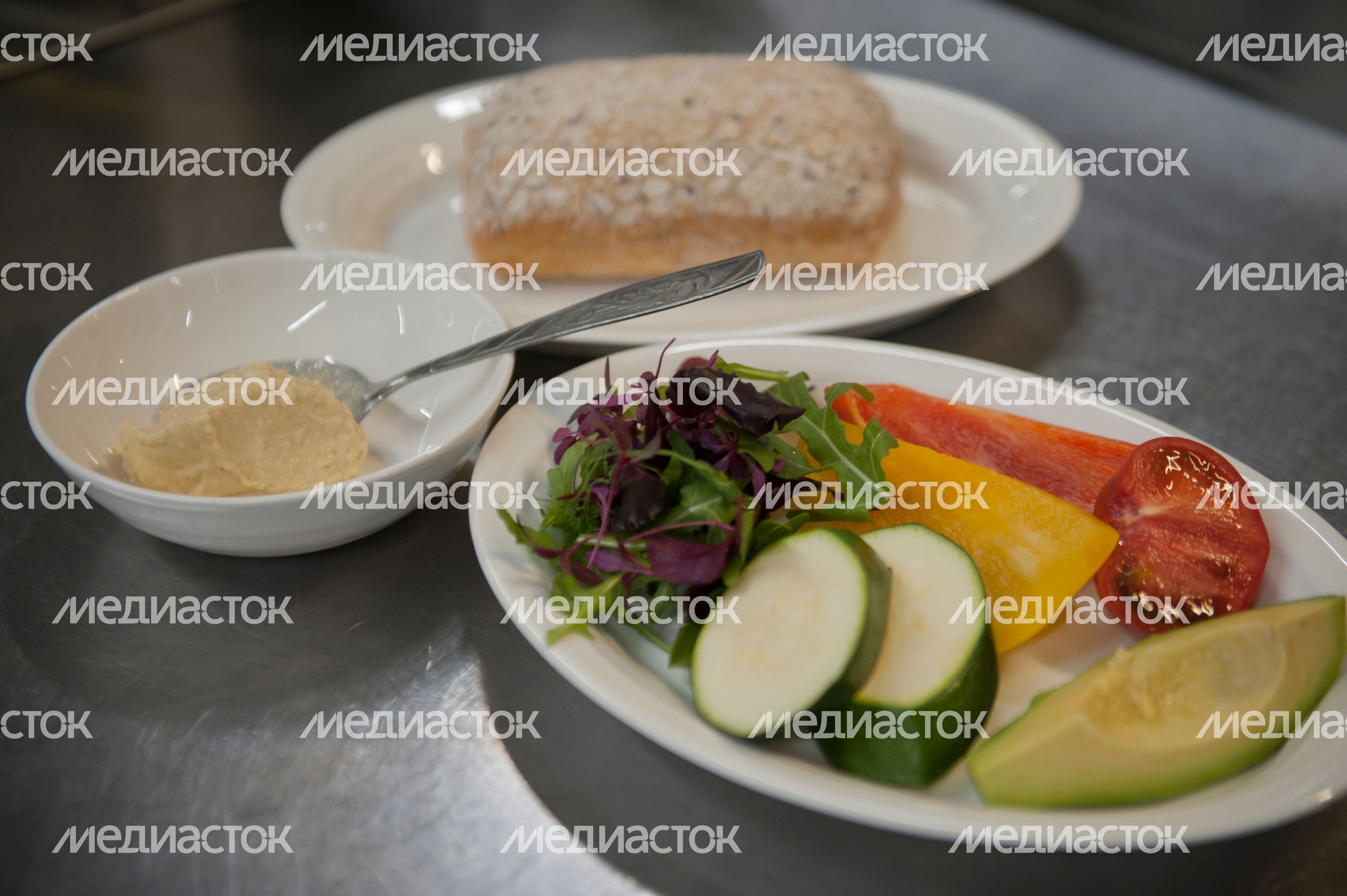 Приготовление чиабатты с хумусом и овощами Приготовление чиабатты с хумусом и овощами