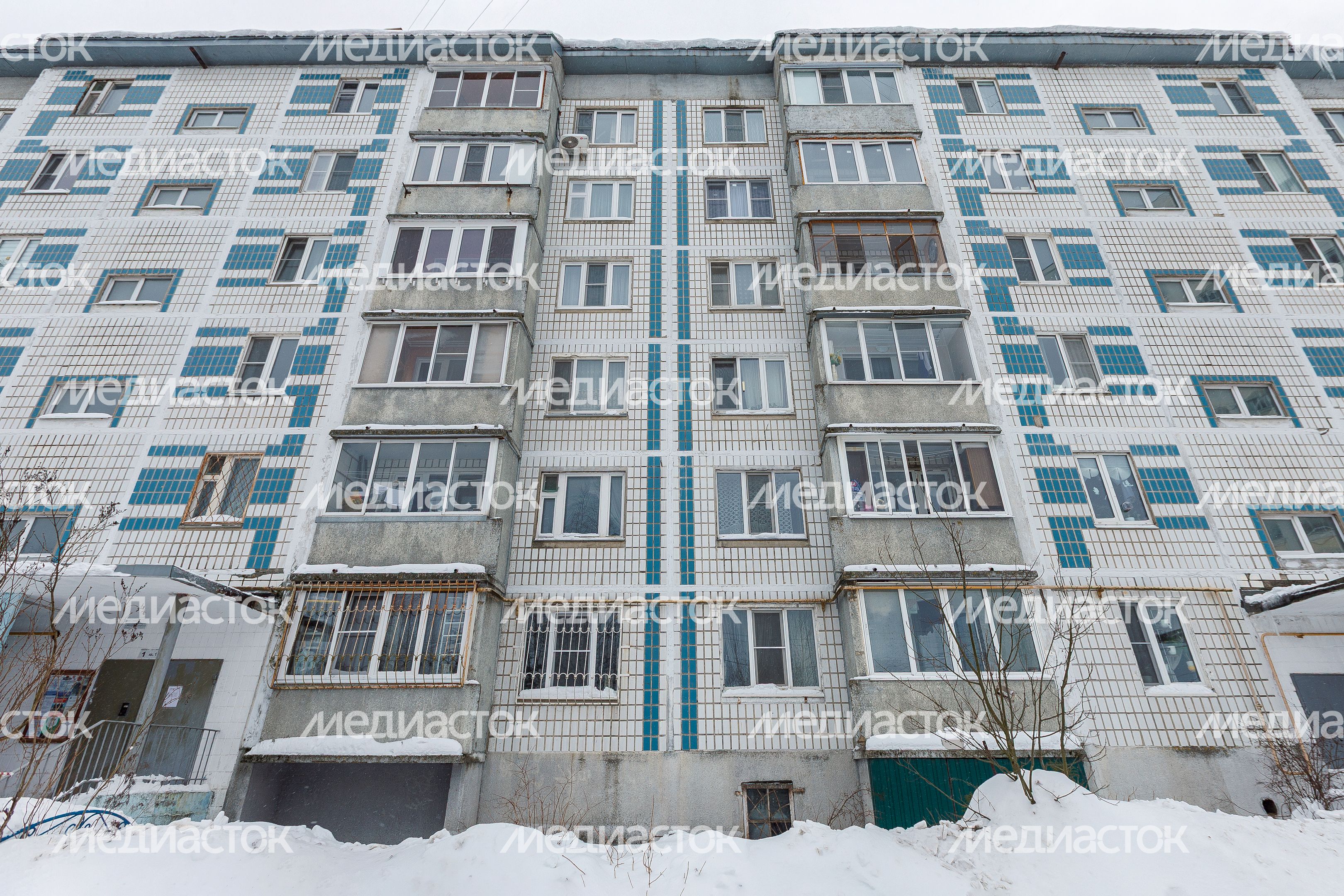 Очистка крыши многоквартирного дома на улице Чайковского в Лобне от сосулек Очистка крыши многоквартирного дома на улице Чайковского в Лобне от сосулек
