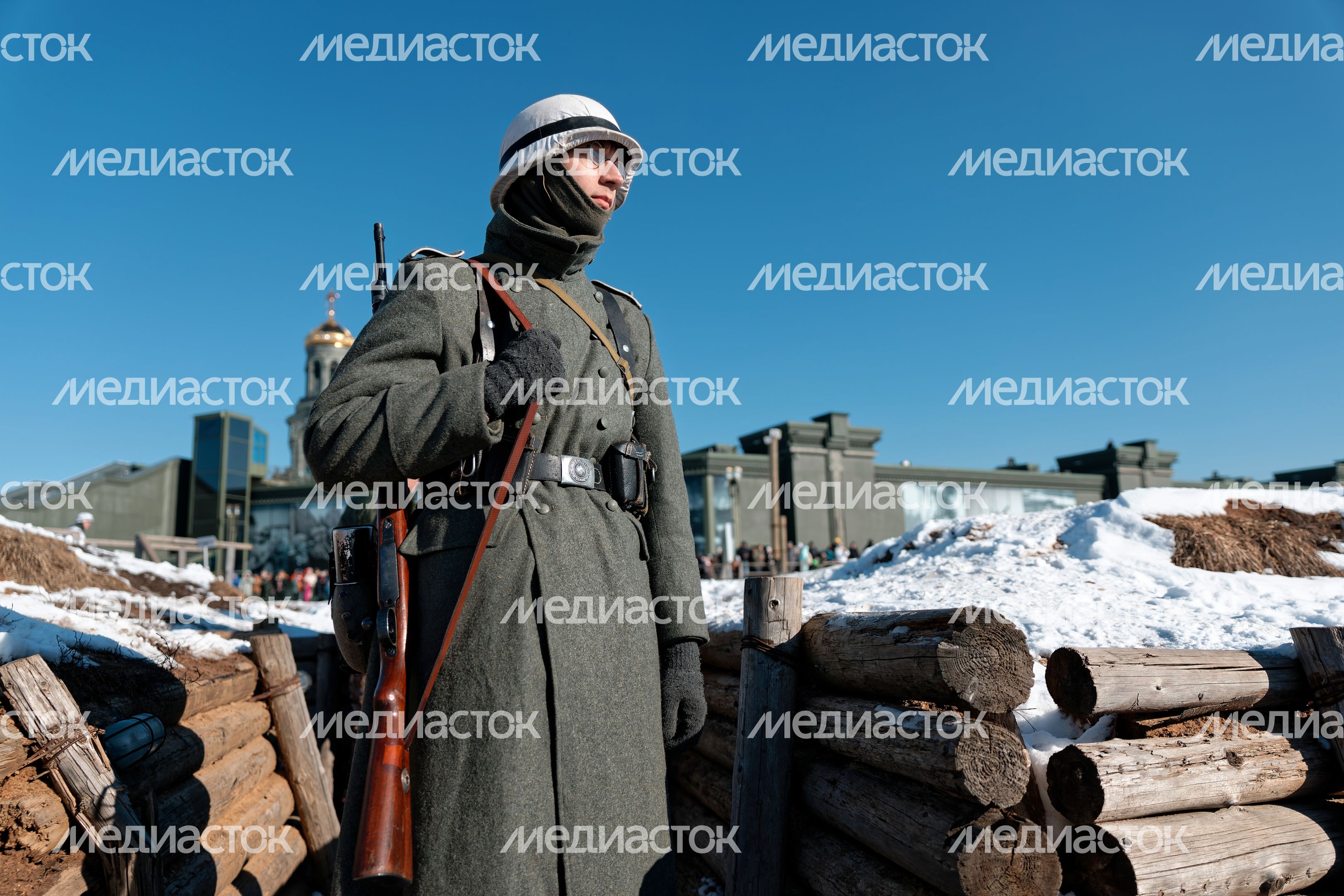 Военно-историческая реконструкция битвы за Сталинград у храма ВС РФ в Кубинке Военно-историческая реконструкция битвы за Сталинград у храма ВС РФ в Кубинке
