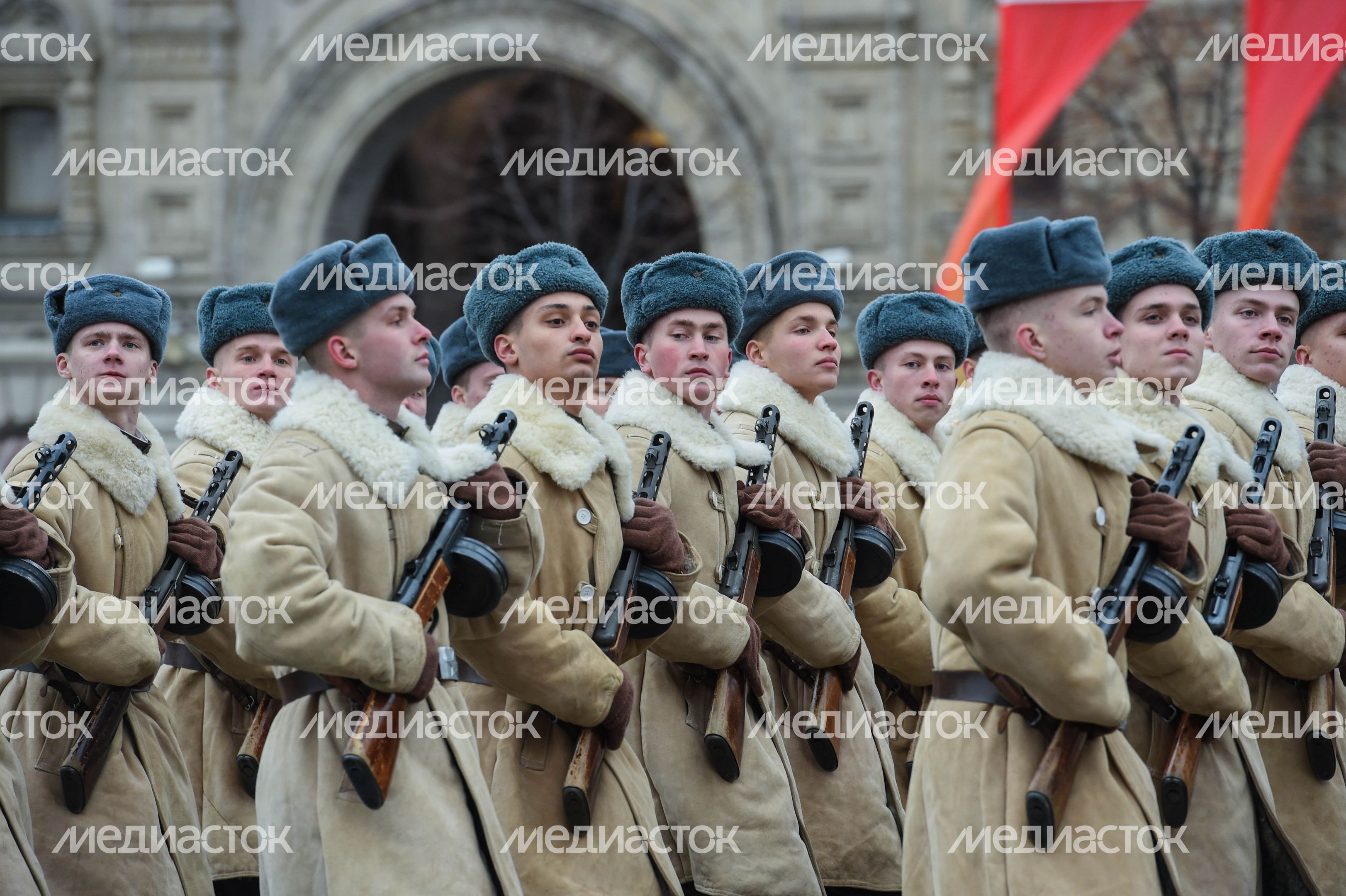 Торжественный марш в честь парада 1941 года на Красной площади в Москве