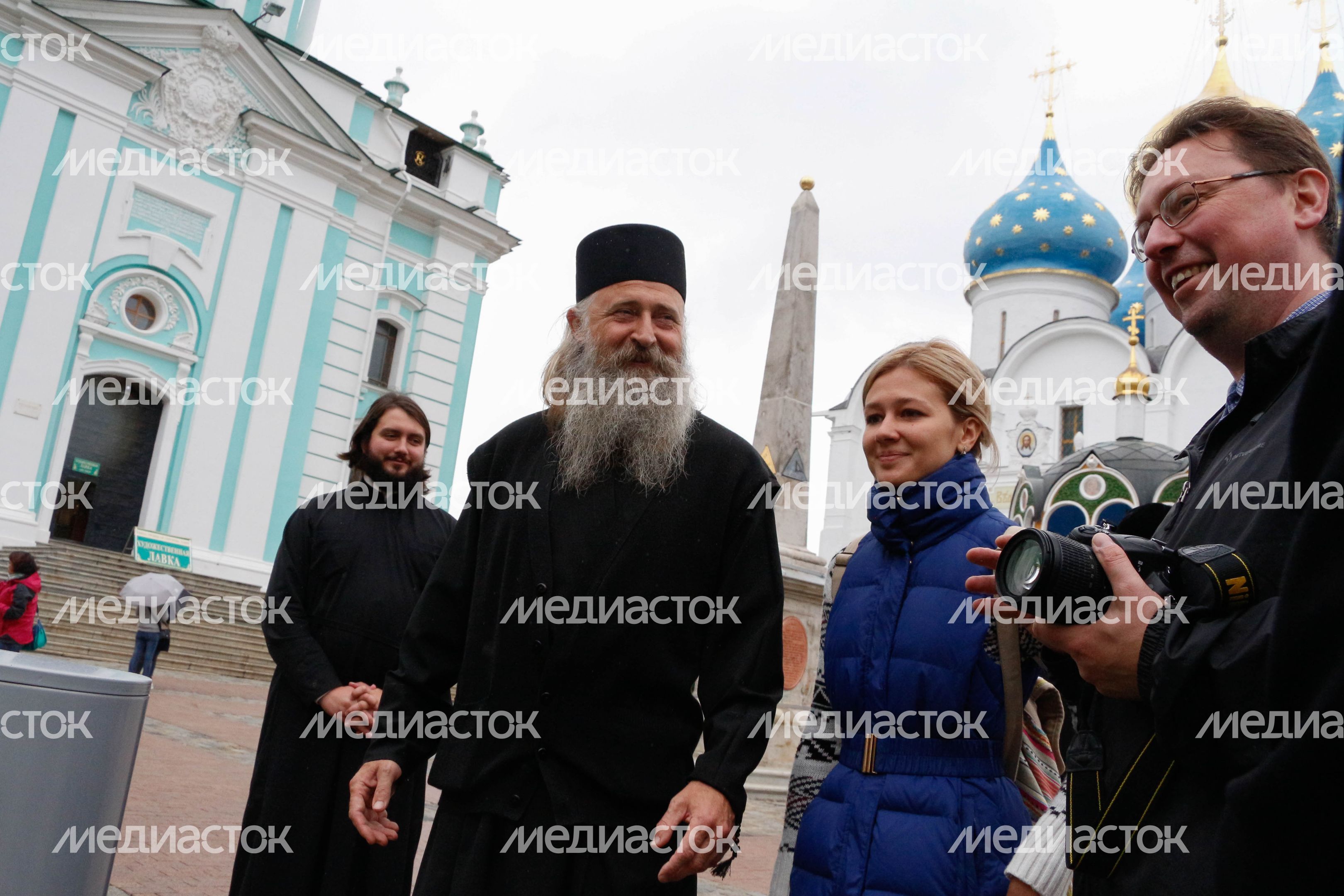 Делегация из Японии посадила древовидные пионы в Троице-Сергиевой Лавре