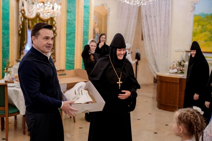 Андрей Воробьев поздравил с Новым годом воспитанниц детского приюта при Покровском монастыре
