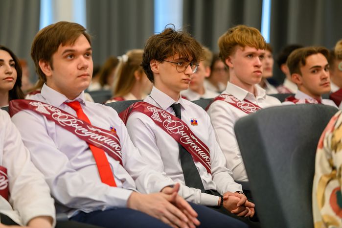 Последний звонок в гимназии №41 - корпусе «Феникс» в ЖК «Жулебино парк» города Люберцы
