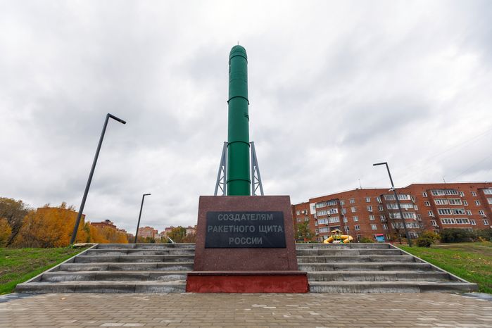 Памятник создателям ракетного щита России в сквере им. Б.К. Громцева в Дзержинском