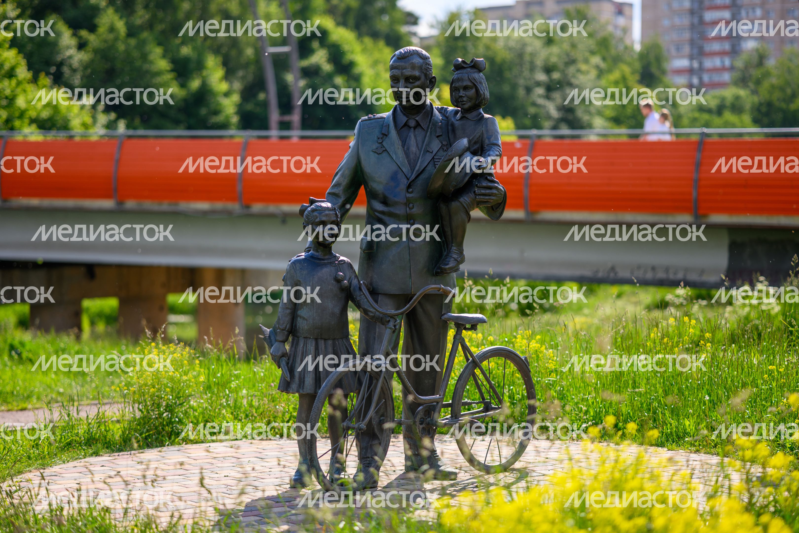Памятники космонавтам в ЖК «Лукино-Варино» поселка Свердловский округа Лосино-Петровский Памятники космонавтам в ЖК «Лукино-Варино» поселка Свердловский округа Лосино-Петровский