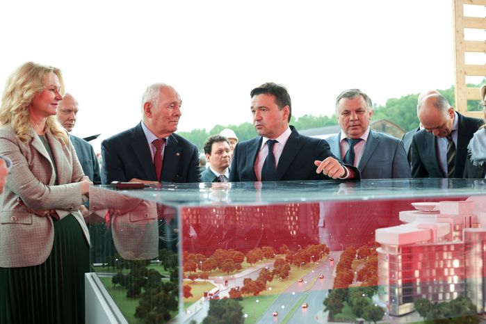 Закладка камня в основание многопрофильного детского центра «Московская областная детская больница» в Красногорске