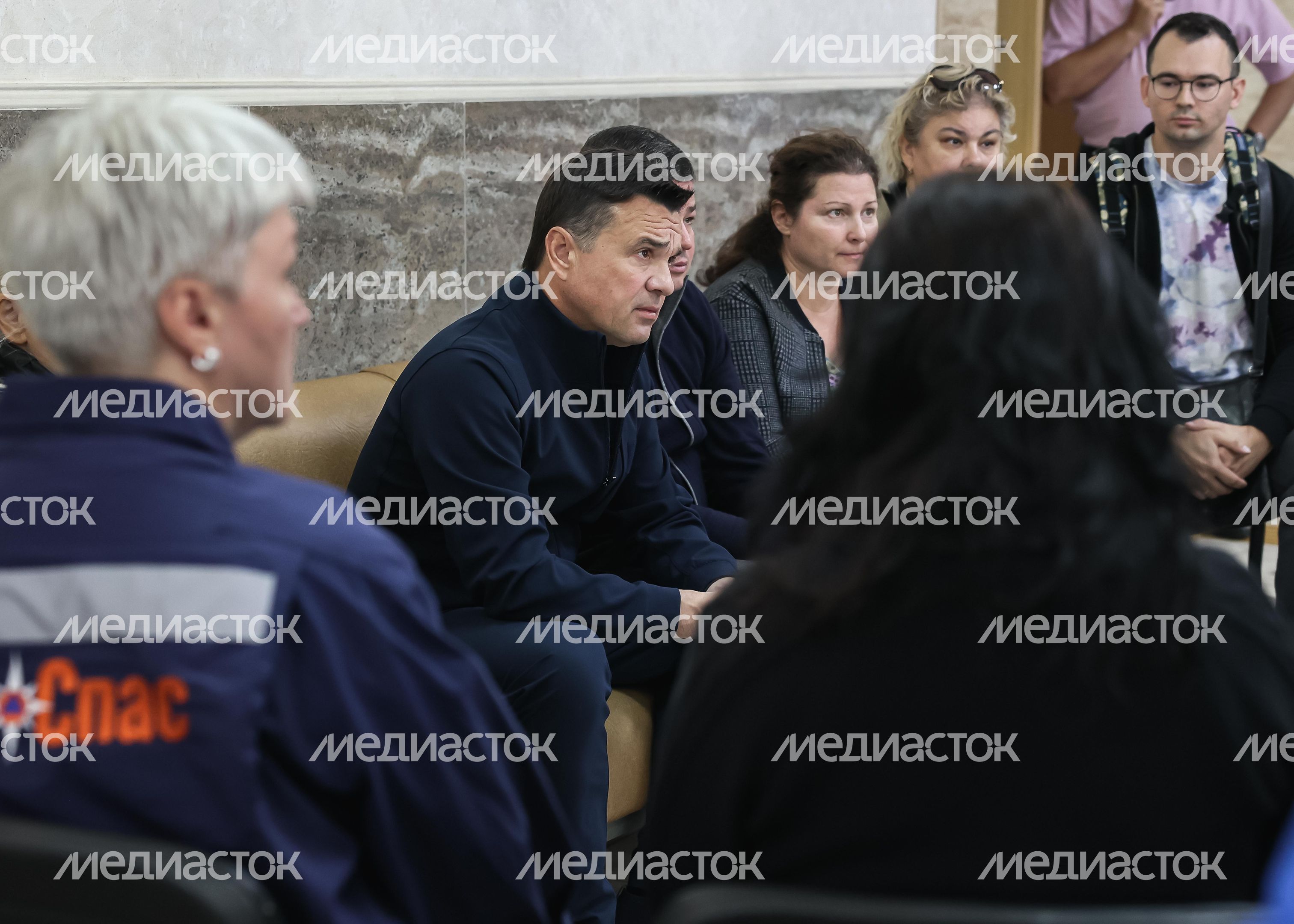 Андрей Воробьев встретился с жителями домов, поврежденных при атаке БПЛА Андрей Воробьев встретился с жителями домов, поврежденных при атаке БПЛА