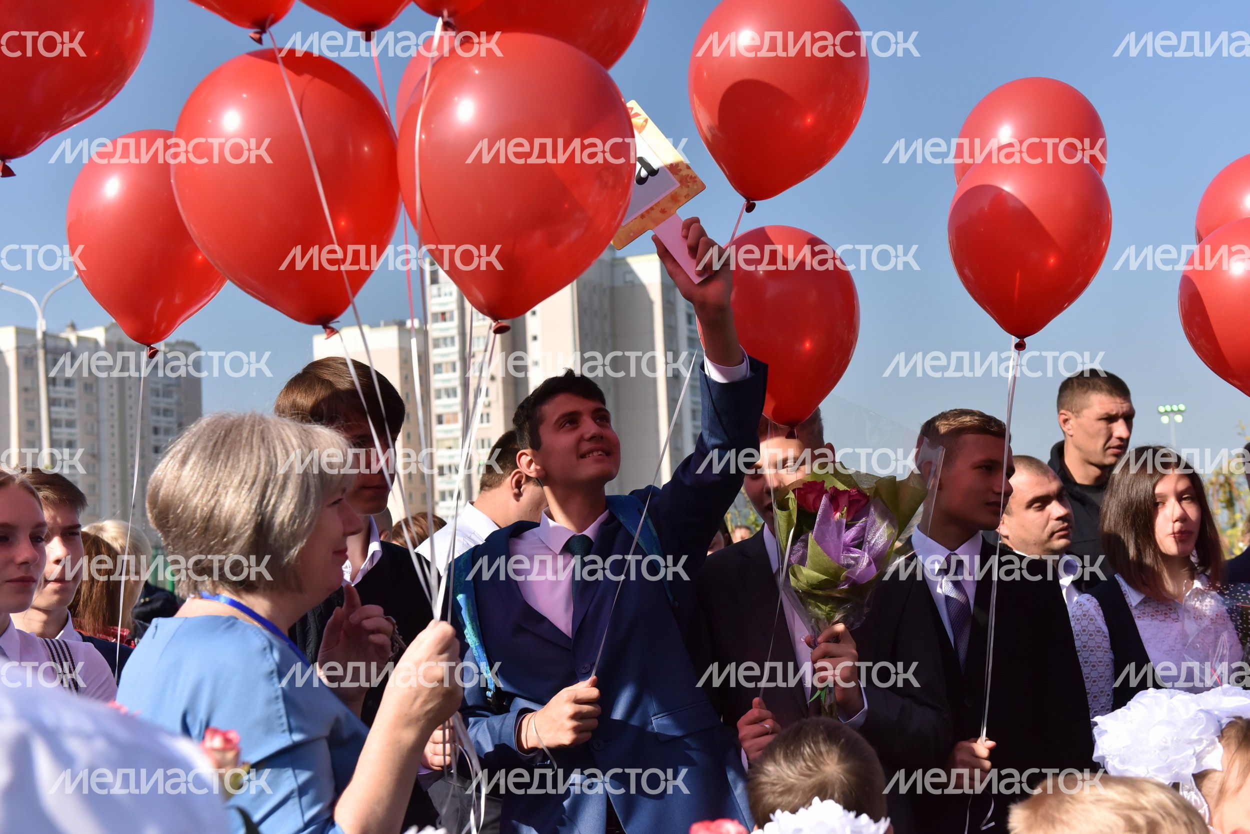 Медведев и Воробьев пообщались с учениками 11 класса новой подольской школы