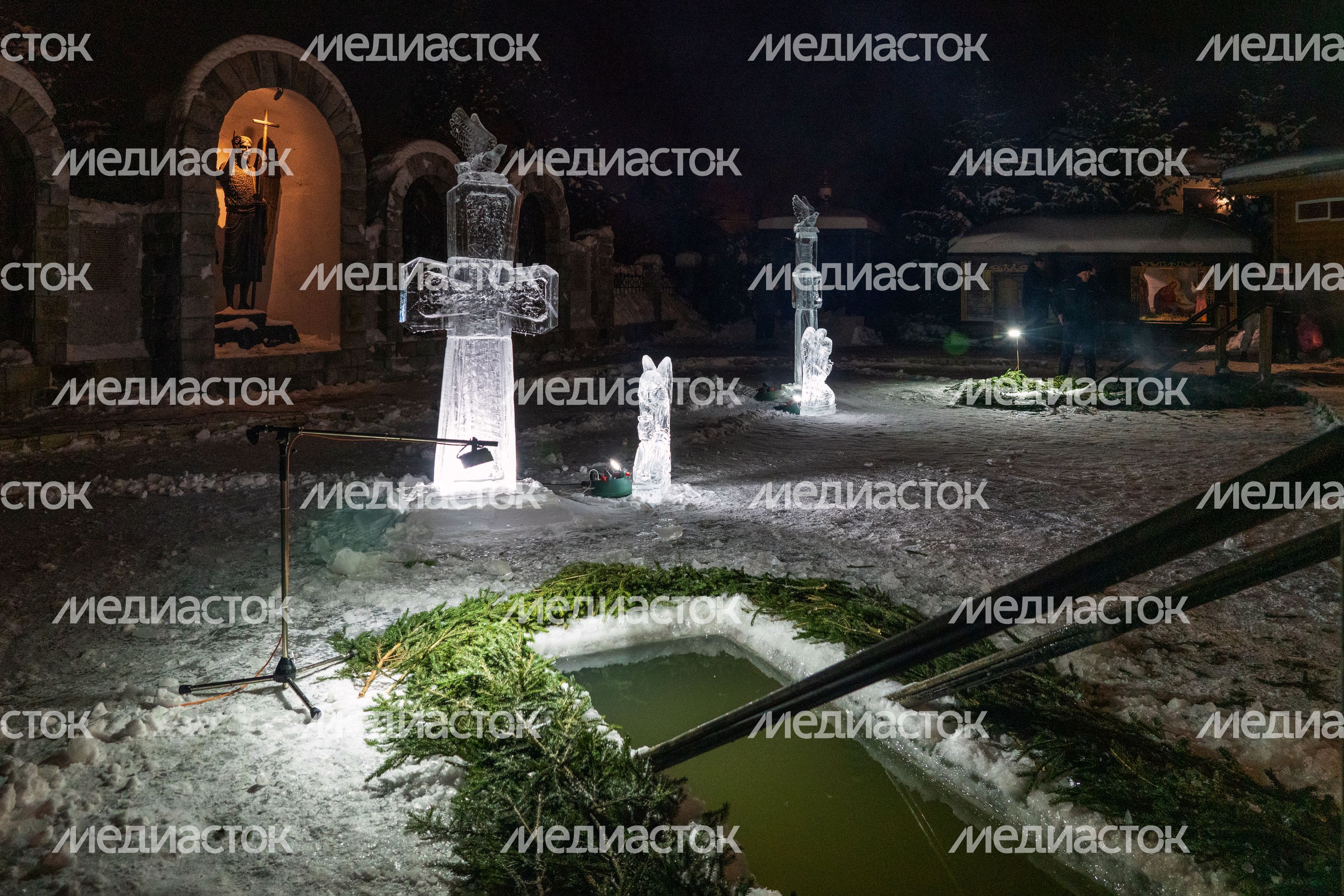 Крещенские купания в Михайло-Архангельском храме деревни Бушарино округа Звенигород Крещенские купания в Михайло-Архангельском храме деревни Бушарино округа Звенигород