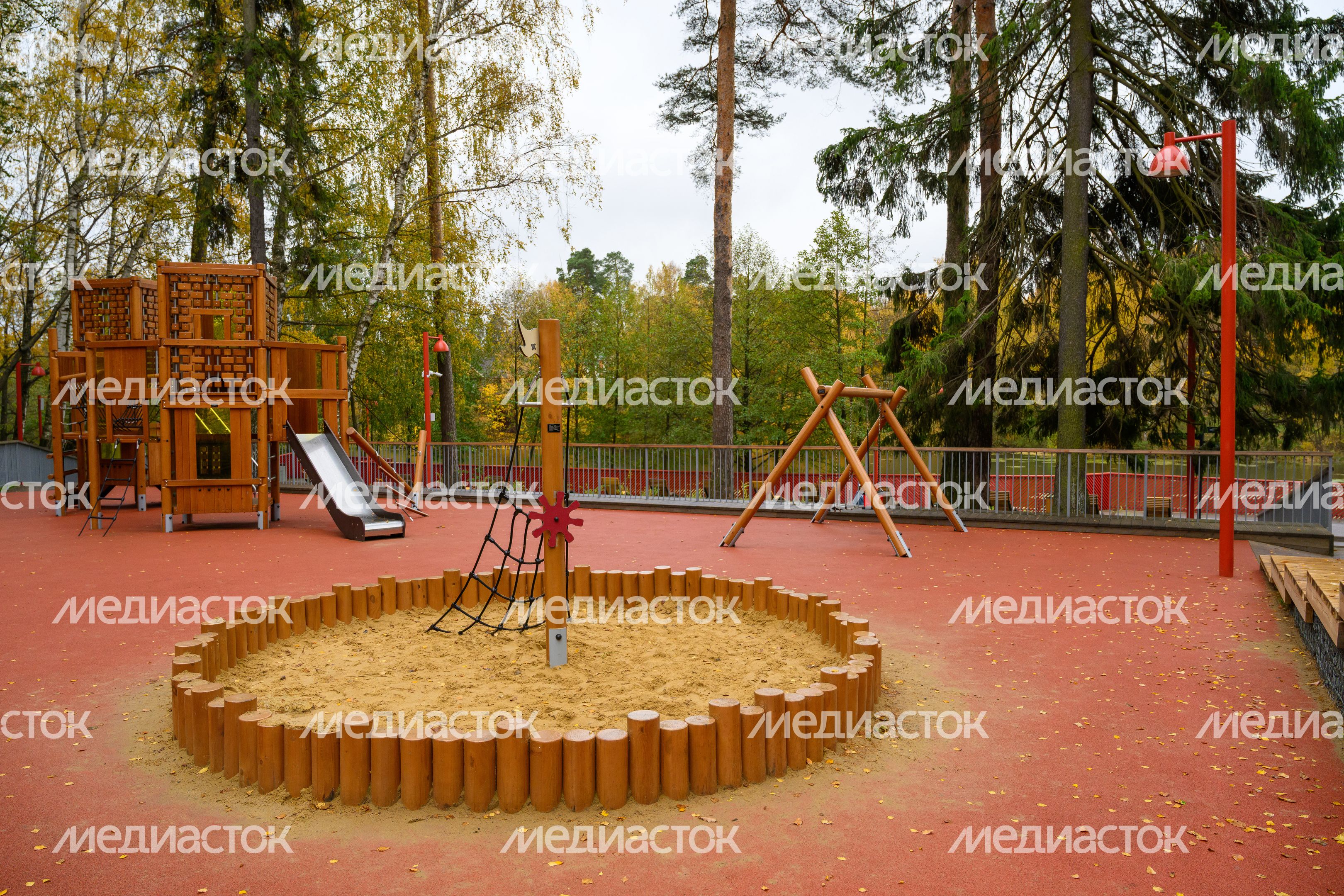 Детская площадка в Вишняковском лесопарке Балашихи после второго этапа благоустройства Детская площадка в Вишняковском лесопарке Балашихи после второго этапа благоустройства