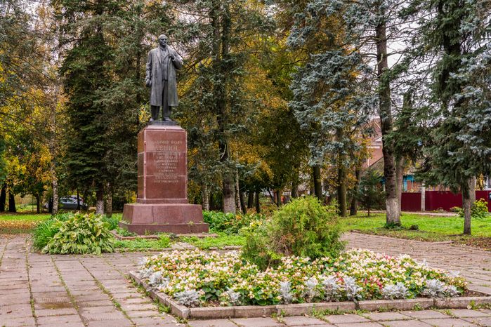 Памятник В.И. Ленину в деревне Кашино Волоколамского округа