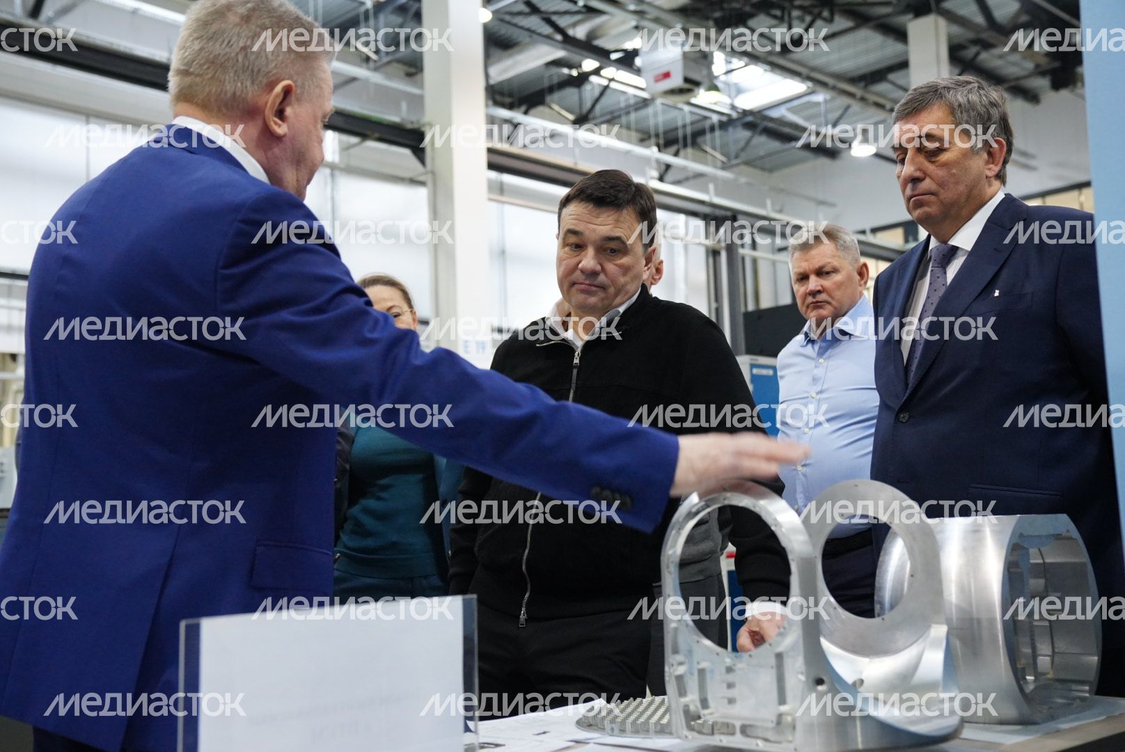 Вручение губернатором цветов сотрудникам НПП «Исток»​​