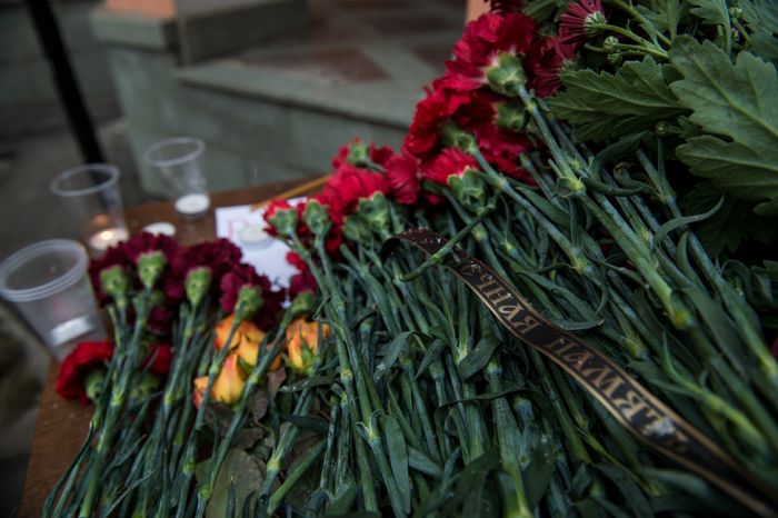 Москвичи несут цветы в знак скорби по погибшим в авиакатастрофе в Ростове-на-Дону