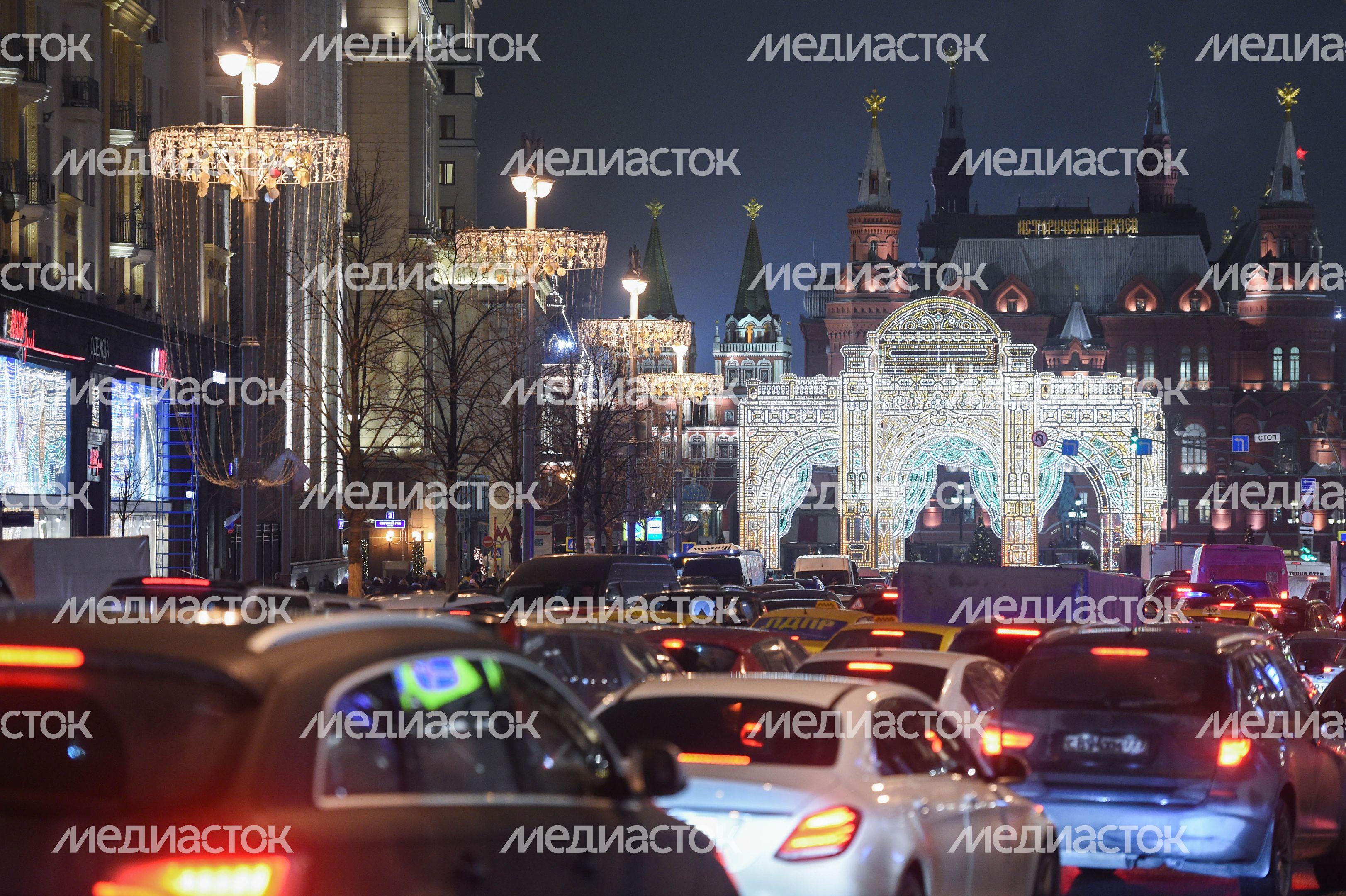 Включение подсветки новогодней арки в стиле театра «Эрмитаж» в Москве