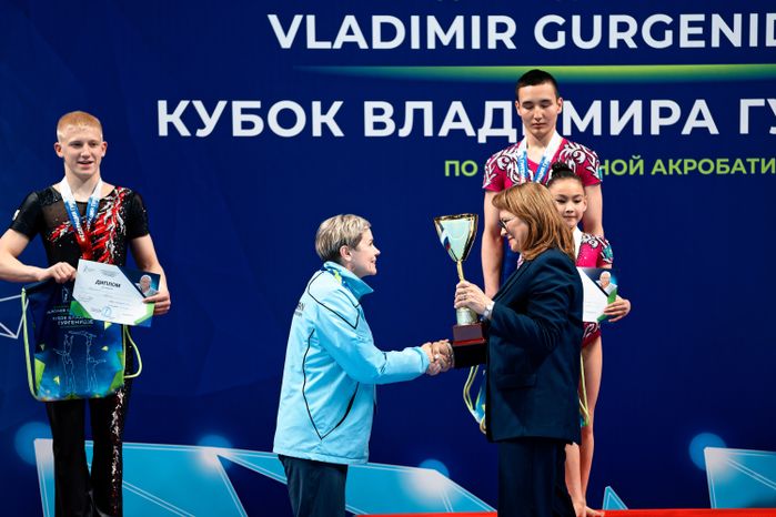Награждение победителей среди смешанных пар на Кубке Владимира Гургенидзе по спортивной акробатике в Одинцово