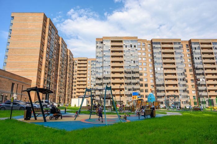Виды Домодедово: двор многоквартирного дома в микрорайоне Авиационный