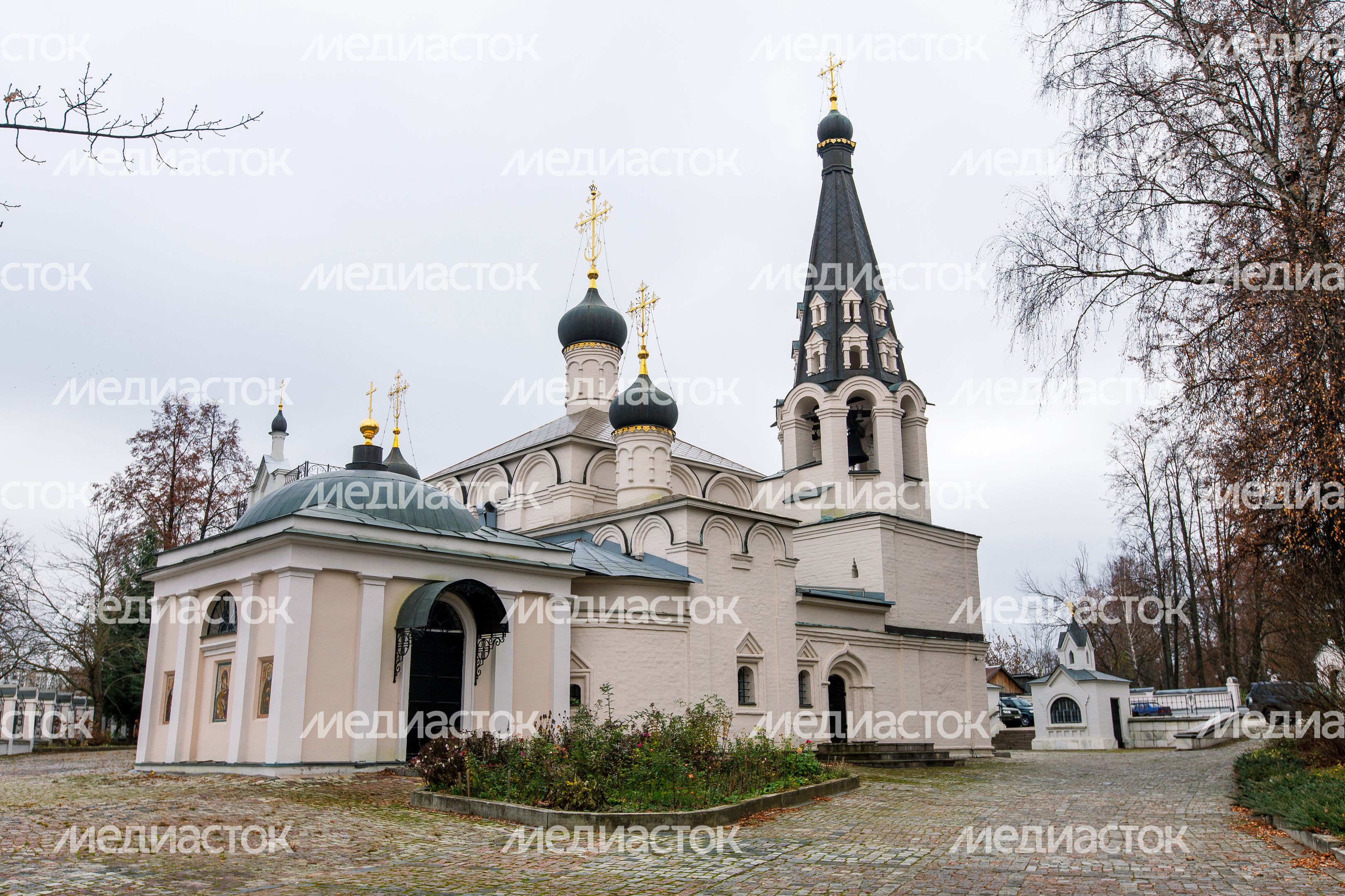 Церковь Спаса Нерукотворного Образа в Долгопрудном осенью Церковь Спаса Нерукотворного Образа в Долгопрудном осенью