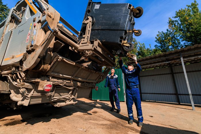 Работа мусоровоза при вывозе ТКО в Рузском округе