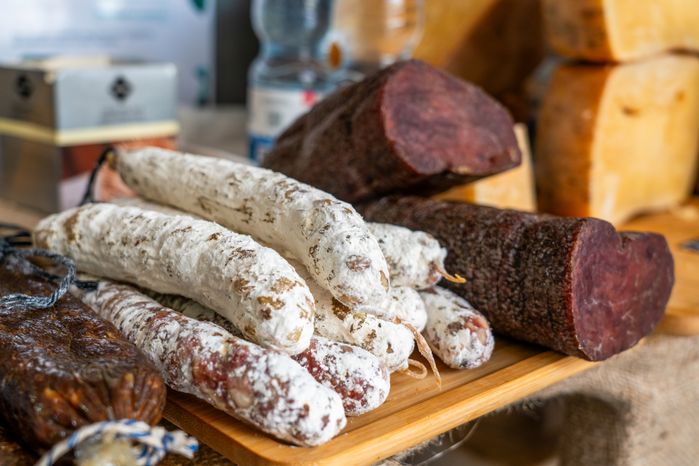 Торговля колбасными изделиями на Сырном фестивале в Истре