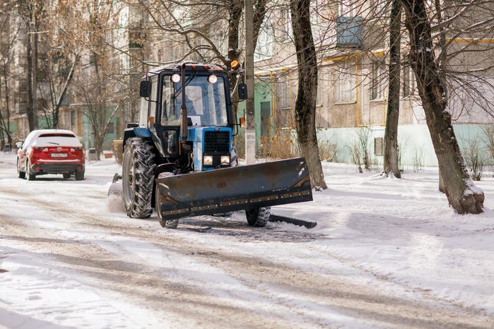 Уборка территории дворов от снега в Балашихе