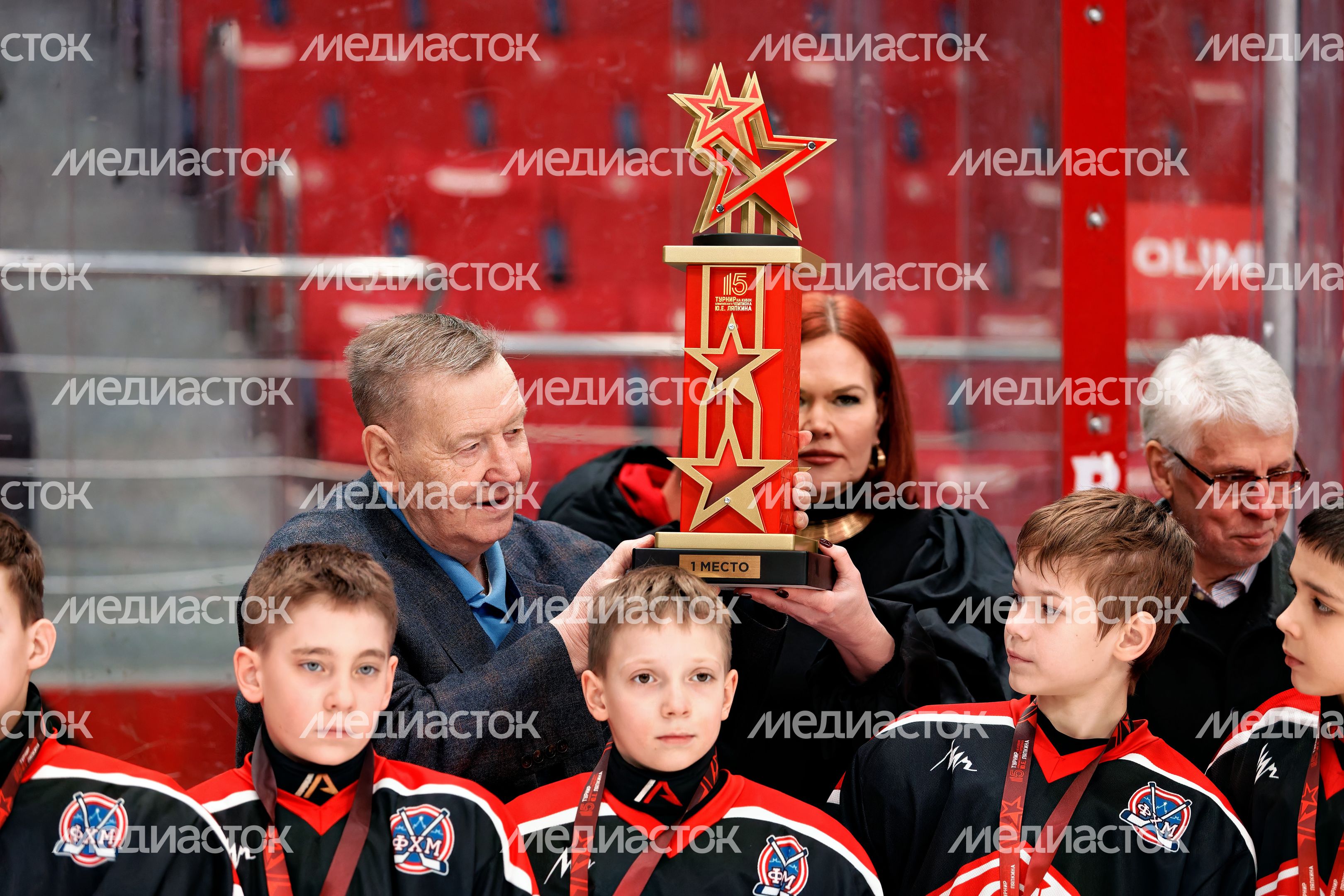 Чемпион мира Юрий Ляпкин поздравил юных спортсменов хоккейной команды «Спартак» с победой в хоккейном турнире Чемпион мира Юрий Ляпкин поздравил юных спортсменов хоккейной команды «Спартак» с победой в хоккейном турнире