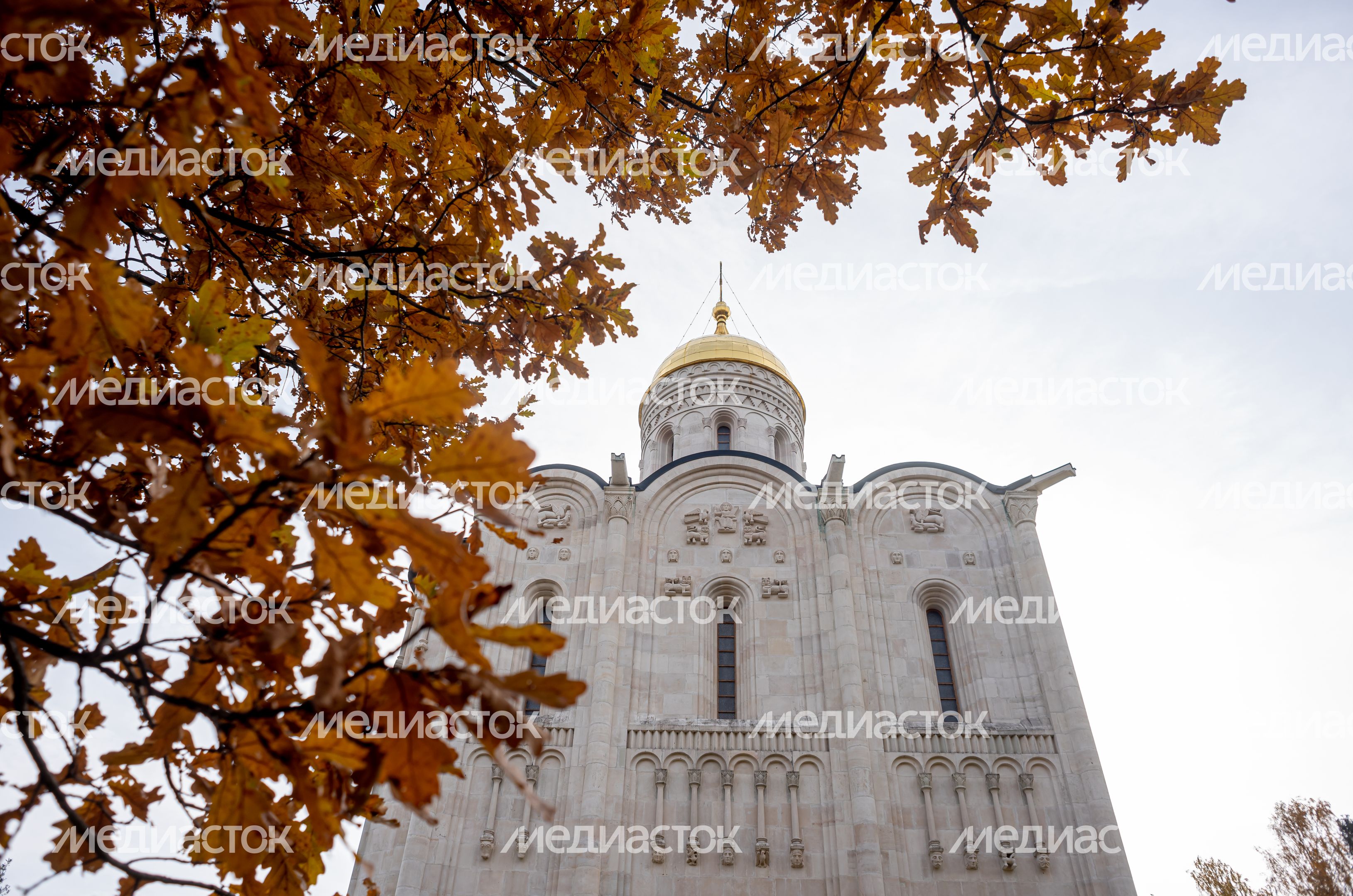 Осенние виды храма Иконы Божией Матери и Ледниковый валуна в деревне Лызлово Осенние виды храма Иконы Божией Матери и Ледниковый валуна в деревне Лызлово
