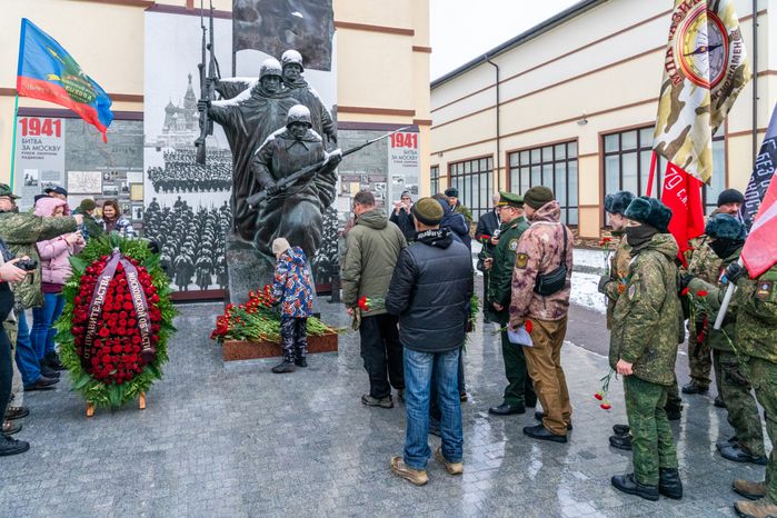 Возложение цветов к памятнику воинам Красной Армии на закрытии поискового сезона «Вахта памяти-2025» в Истре