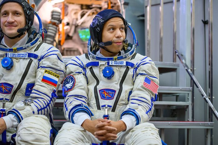 Космонавты основного экипажа МКС-74 Сергей Кудь-Сверчков и Кристофер Уилльямс в Звездном городке