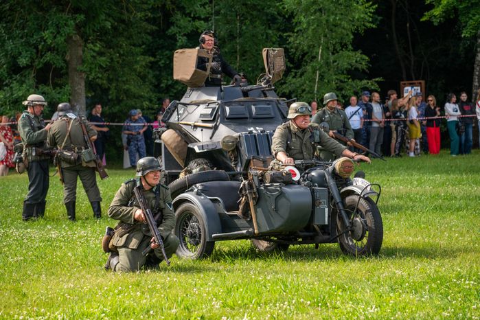 Реконструкция боя на военно-историческом фестивале «Ополчение. По зову сердца» в музее-заповеднике «Горки Ленинские»
