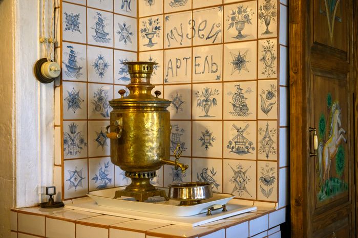 История промысла росписи фарфора в стиле гжель в музее-мастерской «Артель» в деревне Турыгино Раменского округа