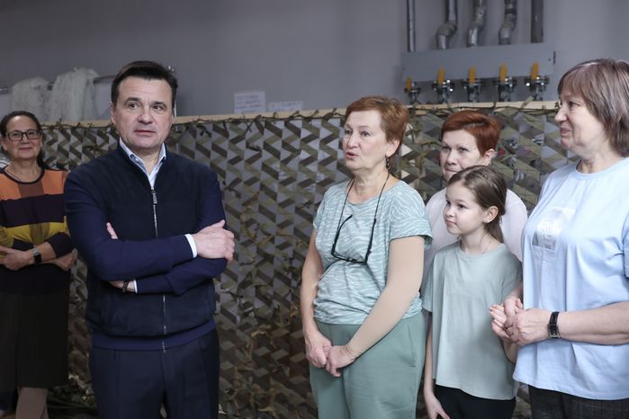 Андрей Воробьев посетил мастерскую волонтерского объединения «Zамаскируем СВОих»