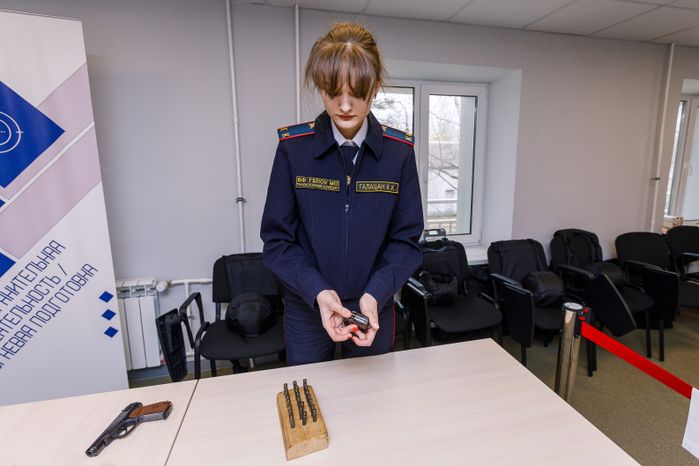 Практические занятия по стрельбе студентов в Волоколамском филиале Красногорского колледжа