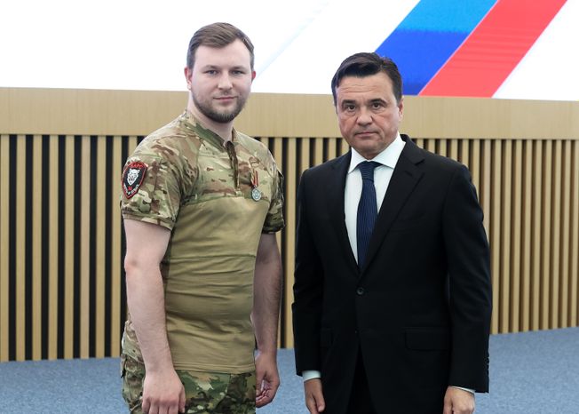 Андрей Воробьев передал государственные награды бойцам отряда БАРС