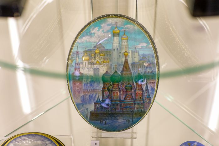 Шкатулка с видом Московского кремля из лаковой миниатюры Федоскино в усадьбе Лукутиных в Мытищах