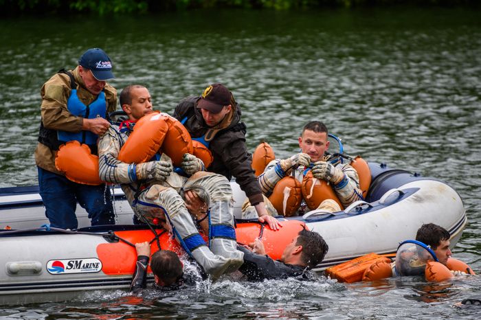 Тренировка космонавтов по действиям после посадки на воду в Ногинске