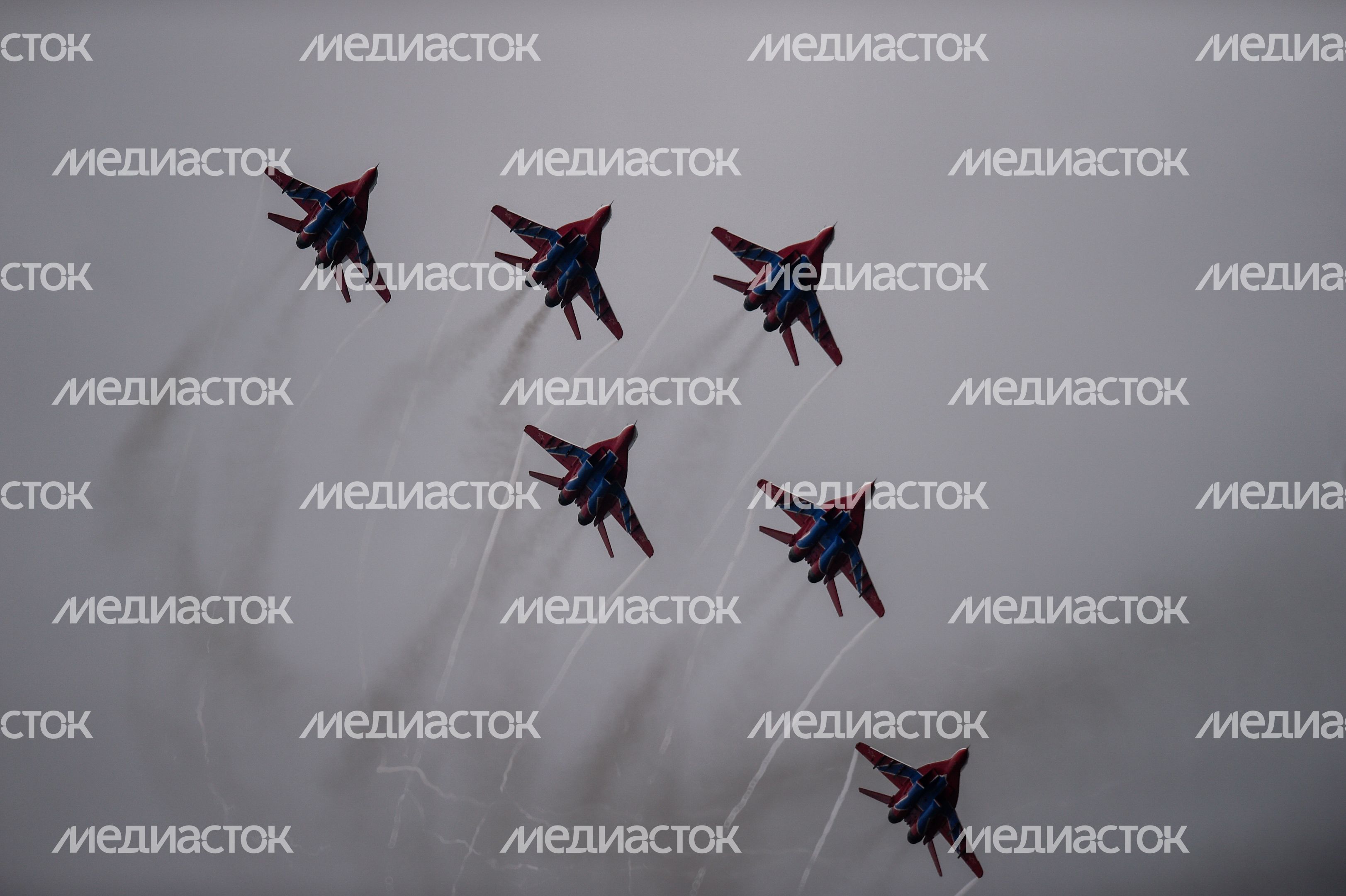 Юбилей пилотажных групп ВКС РФ «Русские Витязи» и «Стрижи» в Кубинке