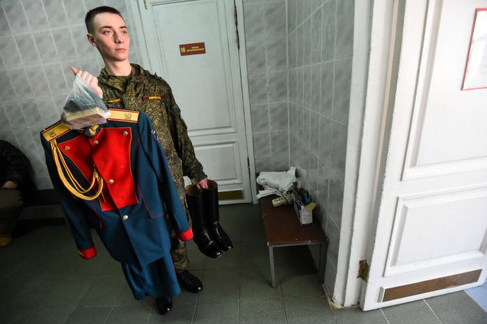 Подготовка военнослужащих отдельного комендантского Преображенского полка к военному параду на Красной площади