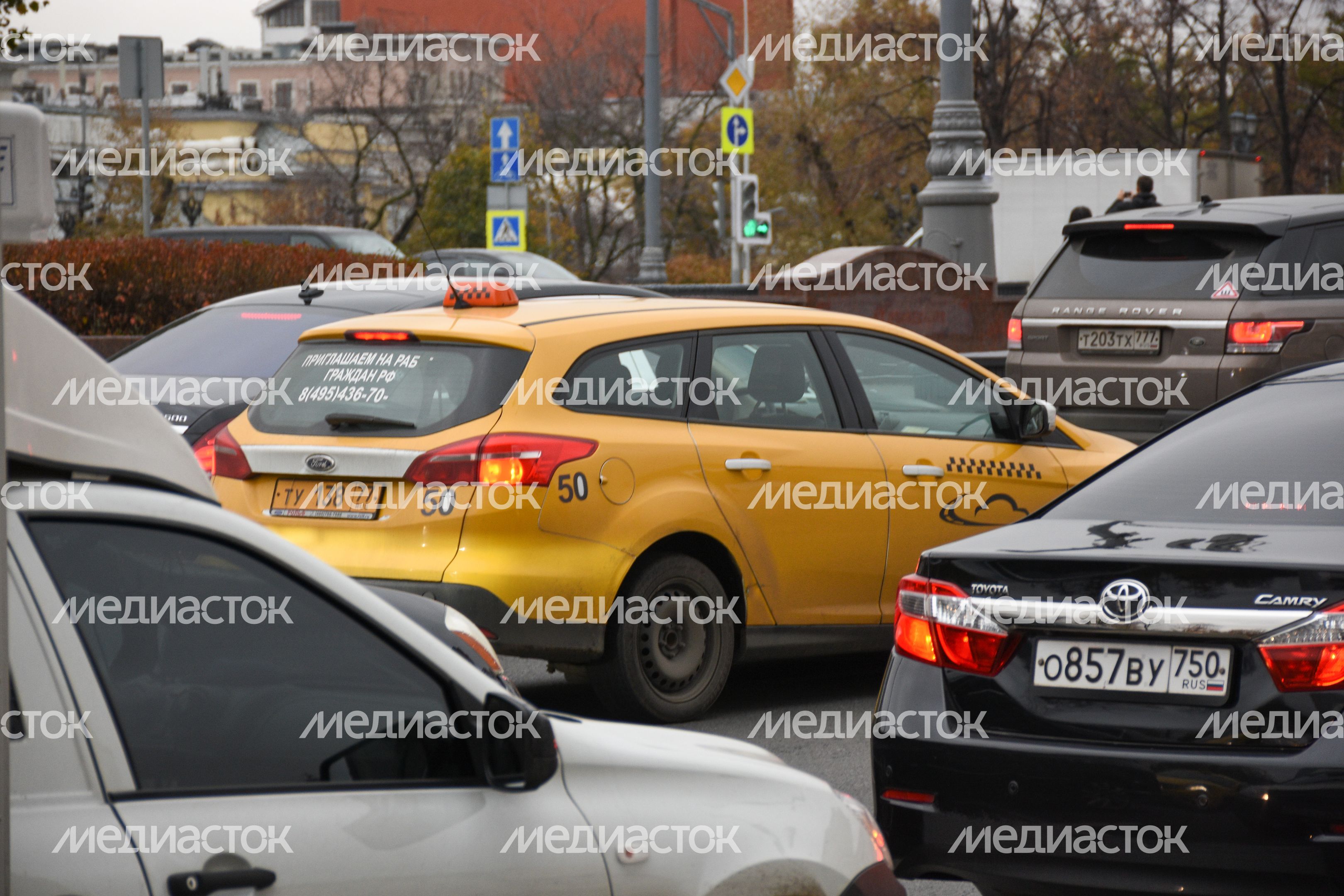 Повседневная жизнь города в Москве осенью