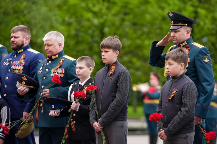 Участники специальной военной операции с детьми возложили цветы к Могиле Неизвестного Солдата