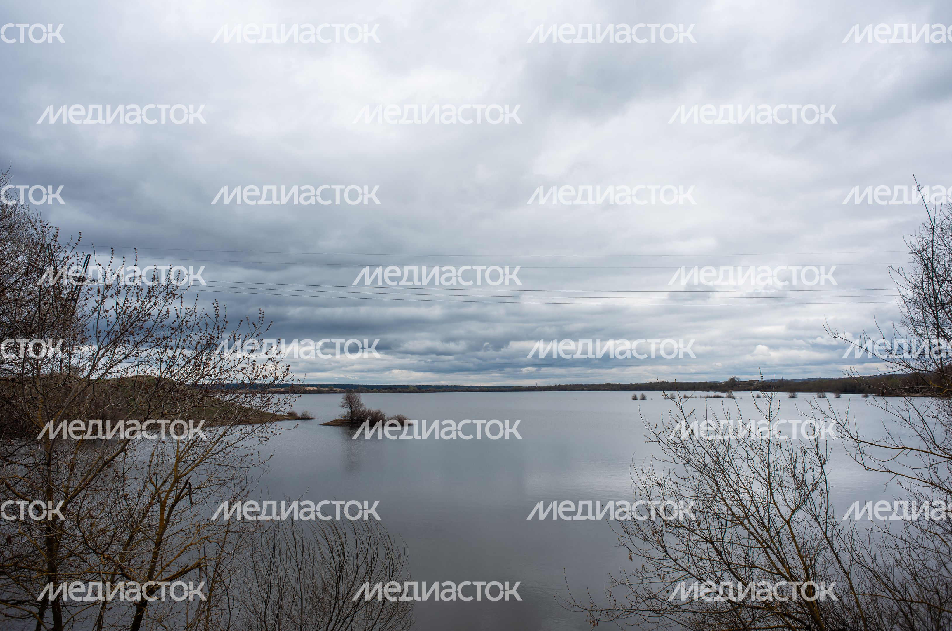 Весенние виды Павленского озера в городе Серпухов