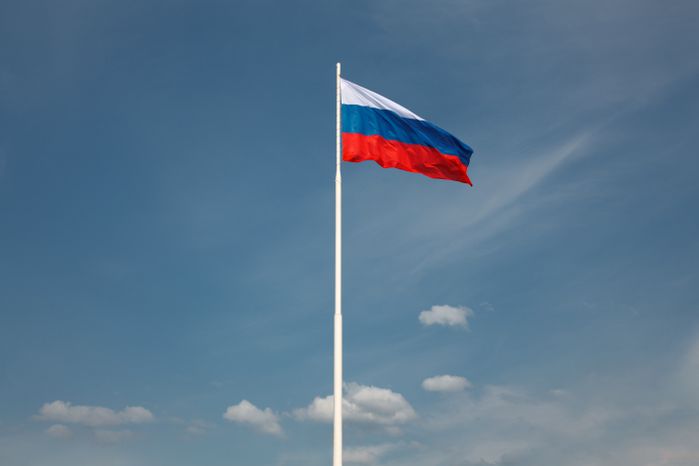 Флаг России на фоне голубого неба в Подмосковье