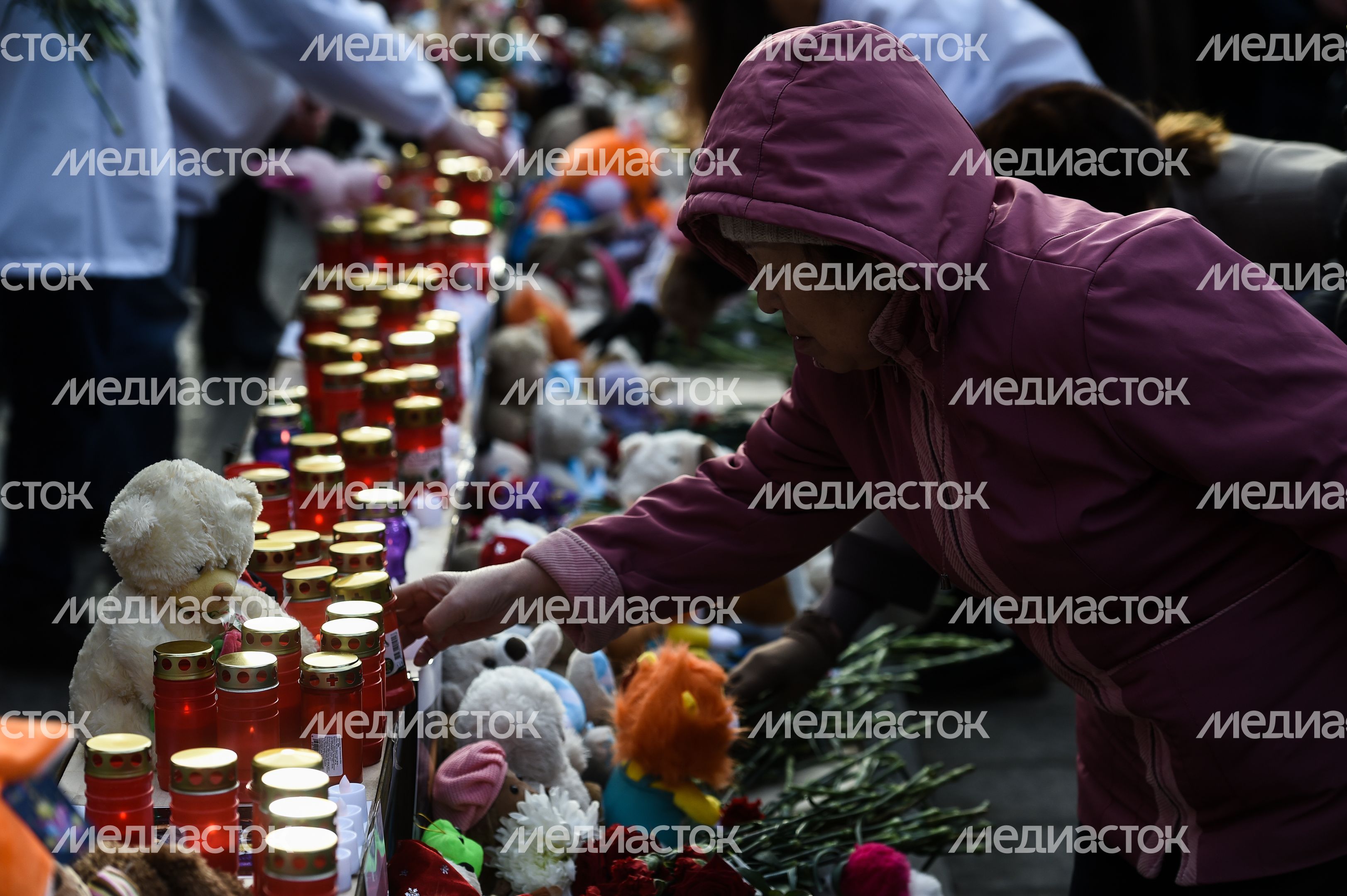 Акция в память о погибших в Кемерове на Манежной площади в Москве