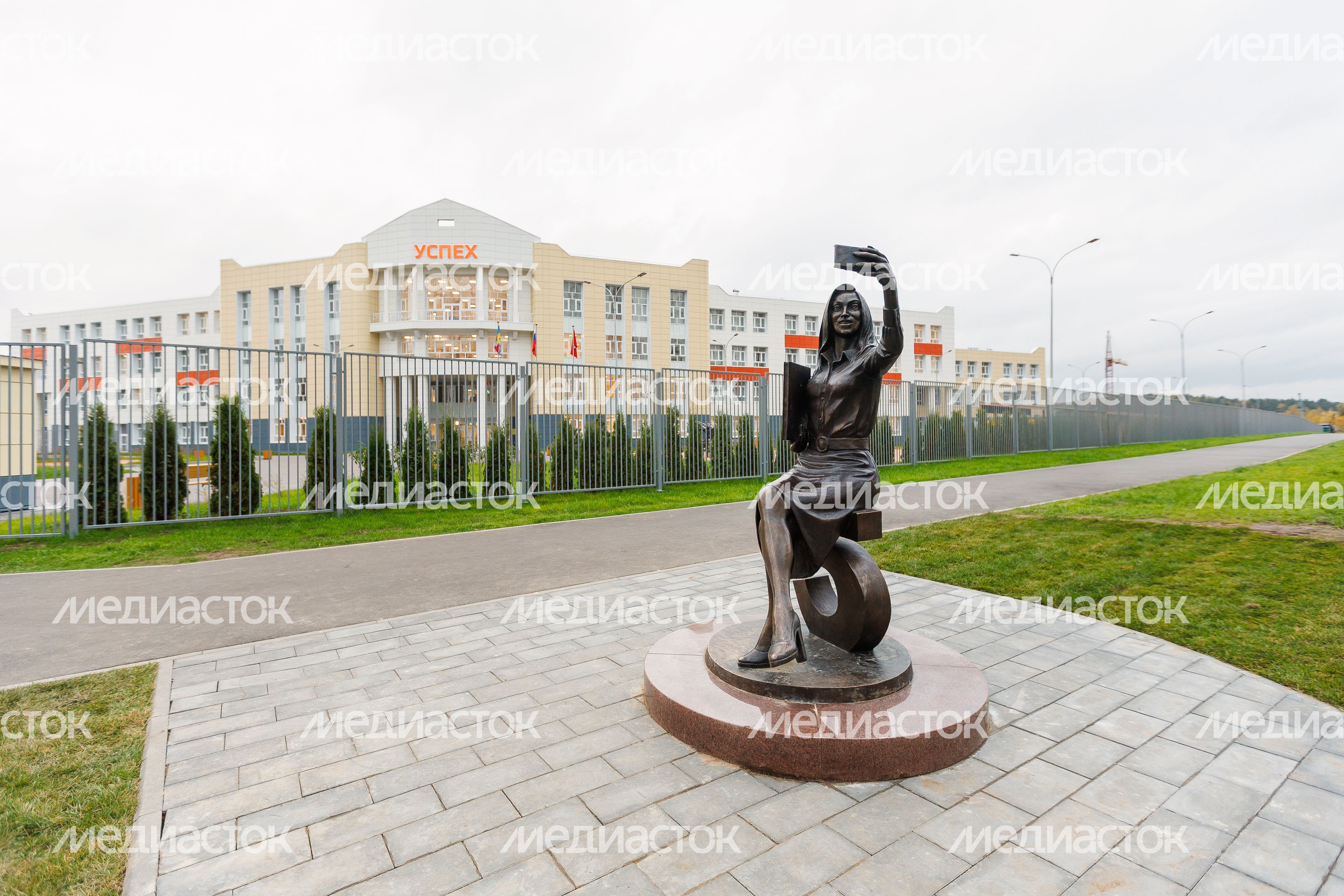 Скульптура учительницы у нового корпуса «Успех» 5-й гимназии в Дзержинском